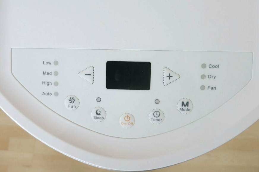 Bedienknöpfe der Klaarstein New Breeze 9 in der Nahaufnahme